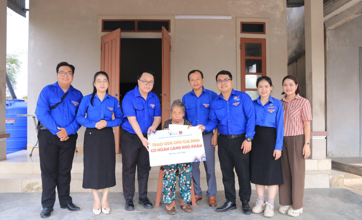 TUỔI TRẺ TRƯỜNG ĐẠI HỌC THỦ DẦU MỘT TRAO TẶNG QUÀ CHO CÁC HỘ GIA ĐÌNH KHÓ KHĂN TẠI XÃ MAI PHỤ, TỈNH HÀ TĨNH